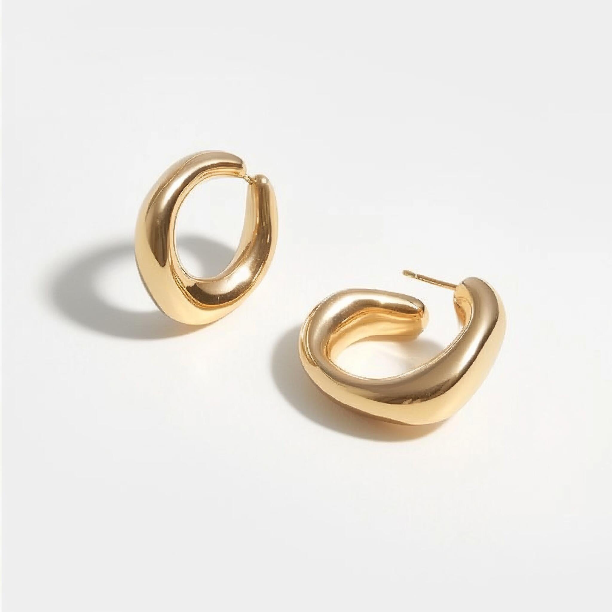 Gold ear ring